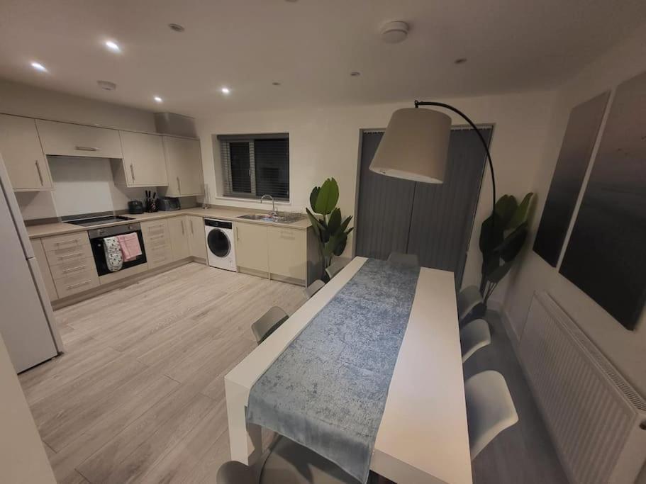 New 4 Bedrm House! Parking. 10Min To City / Etihad 맨체스터 외부 사진