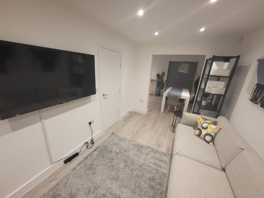 New 4 Bedrm House! Parking. 10Min To City / Etihad 맨체스터 외부 사진